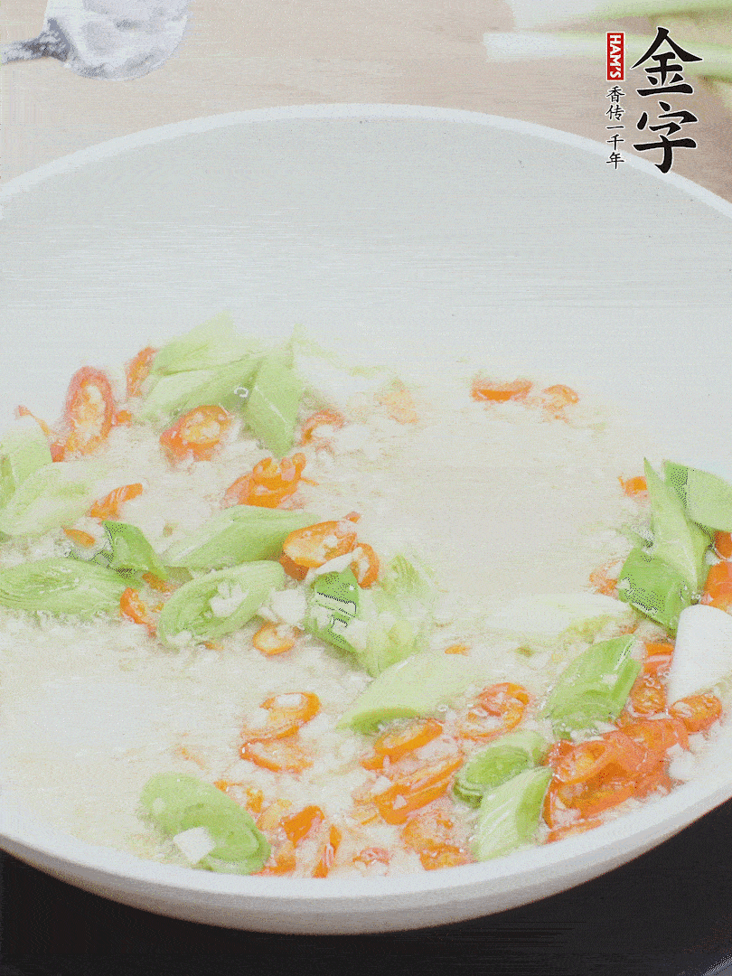 油5成熱時(shí)，下蒜末、辣椒、蒜白煸炒。