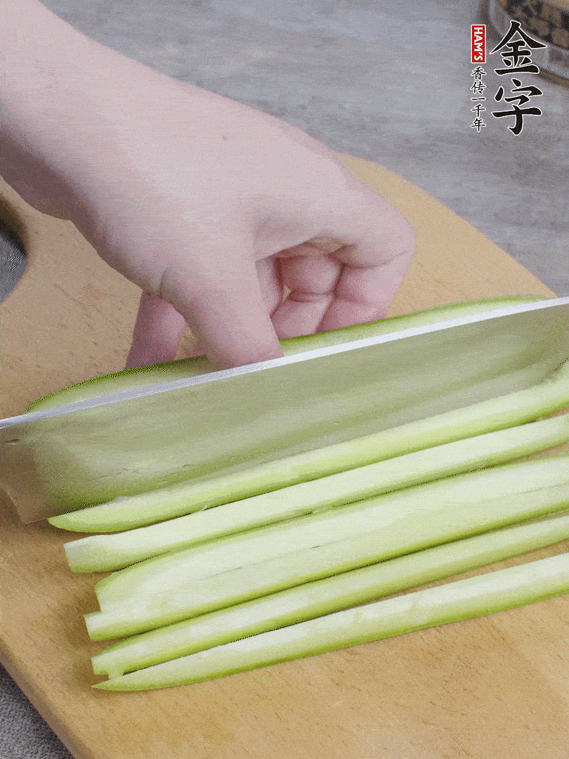 西葫蘆對(duì)半切，去瓤切條。
