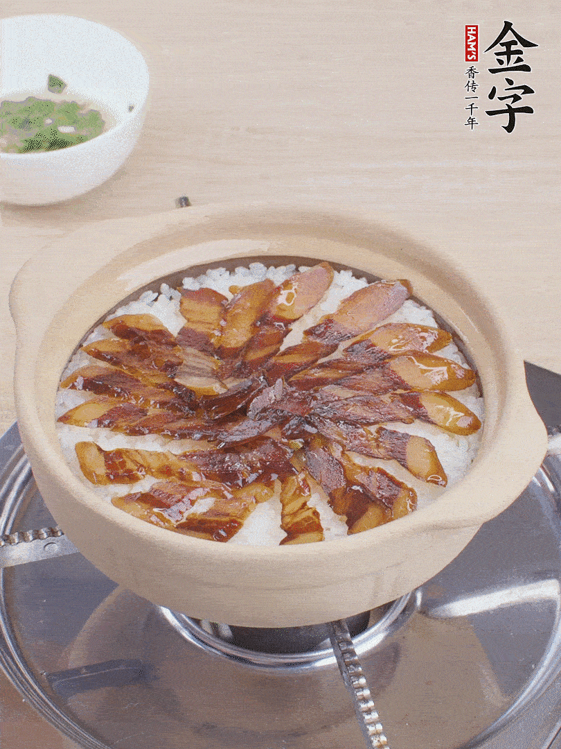 快收水時(shí)，鋪醬油肉，鍋邊淋點(diǎn)油，轉(zhuǎn)動(dòng)砂鍋，燜煮2分鐘。