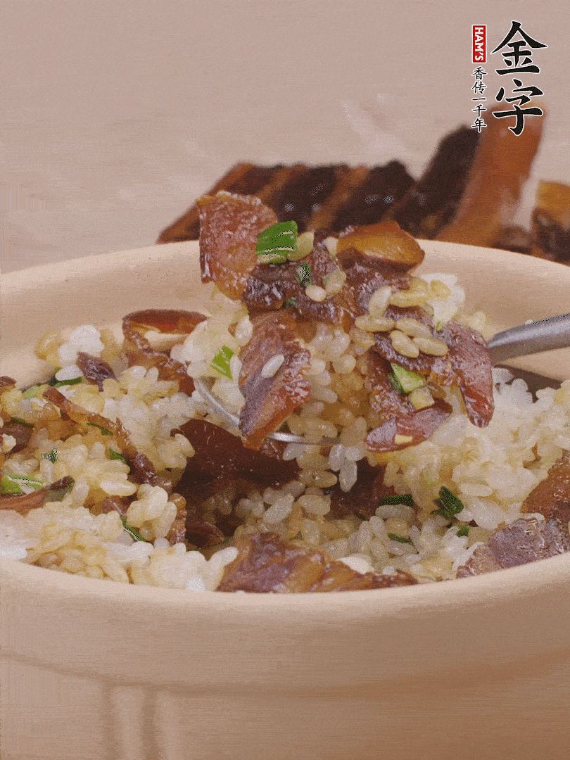 揭蓋后撒點(diǎn)蔥花裝飾，趁熱拌勻。