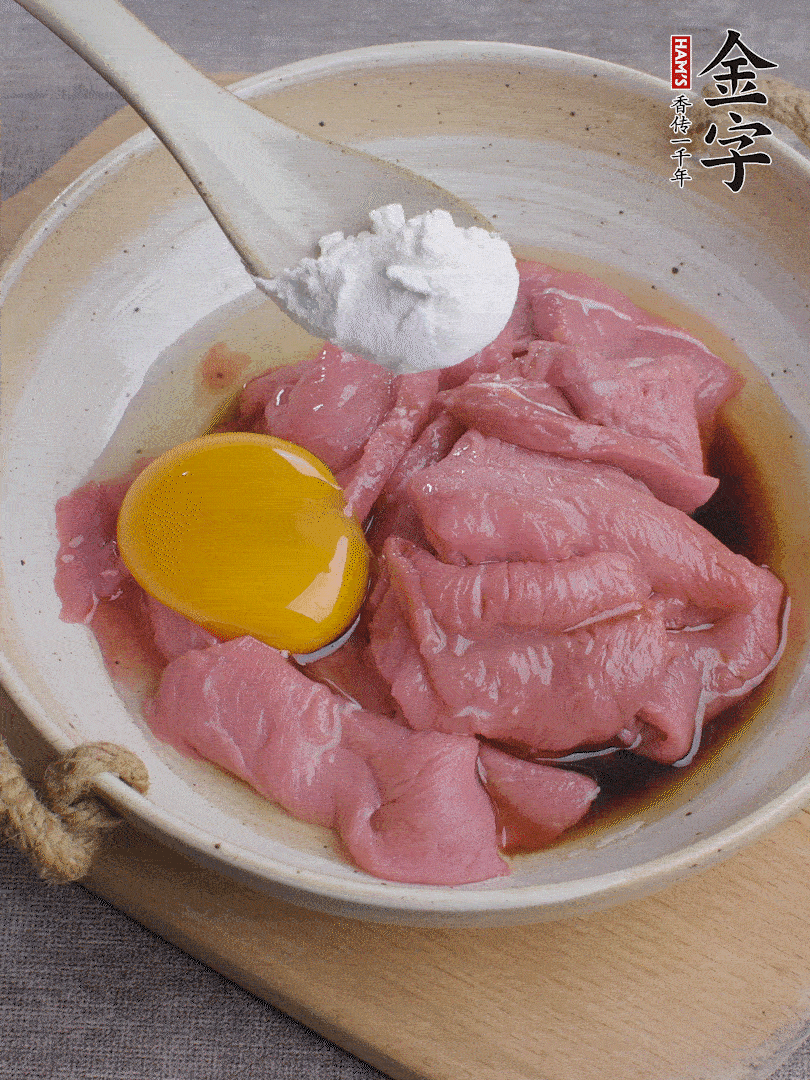 牛肉切片，雞蛋1個(gè)、水2勺、料酒1/2勺、生抽1/2勺、生粉1勺腌15分鐘。