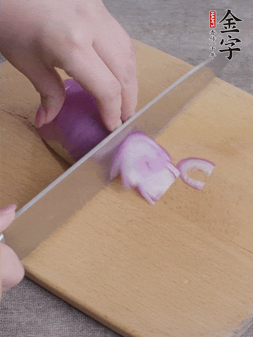 洋蔥切絲、蔥切段。