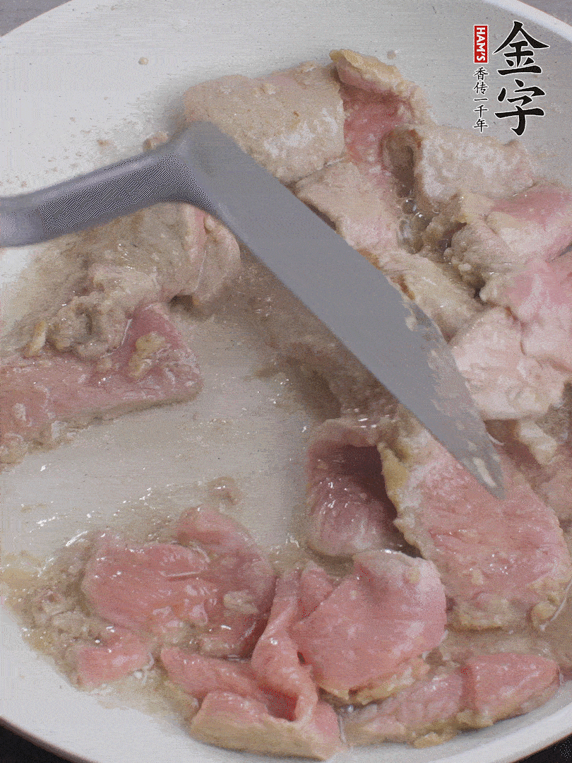 鍋中少油，下牛肉炒至變色。（盛出來）
