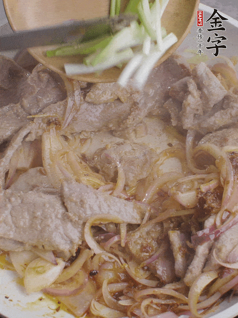 下牛肉、蔥段快炒。