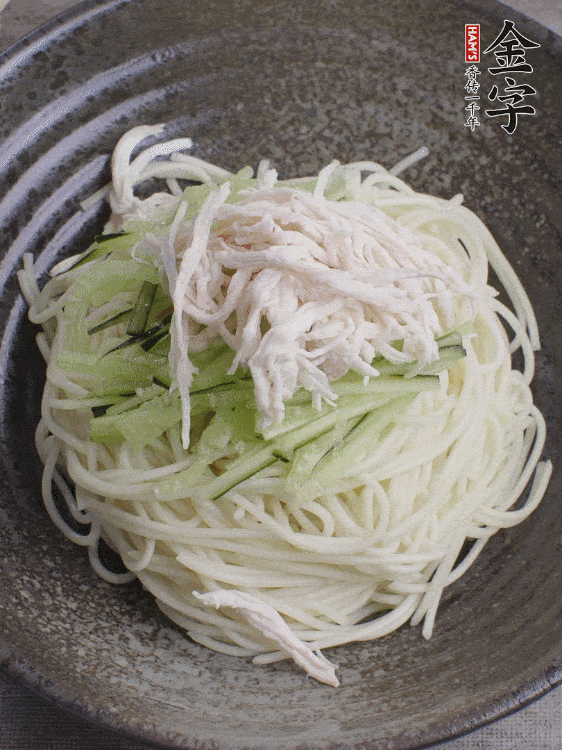 堿水面（熟）倒入大碗中，鋪上黃瓜絲、雞絲。
