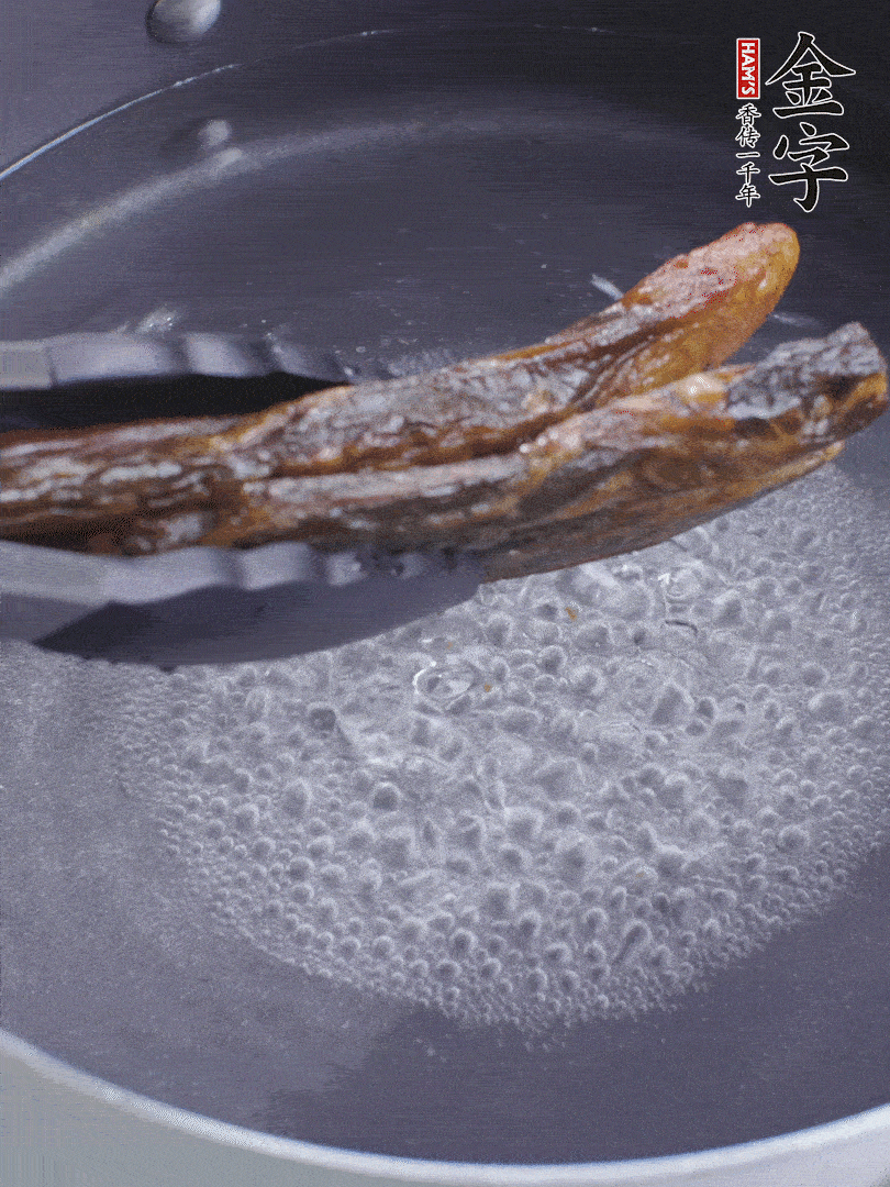 金字醬油肉水煮15分鐘，切薄片。