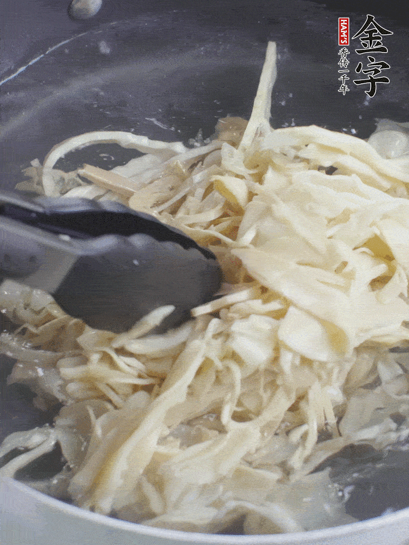 糯米筍焯水1分鐘，過涼水，擠干水份。