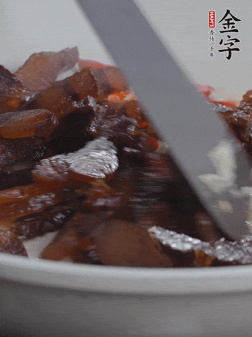 下醬油肉，煸出油脂。