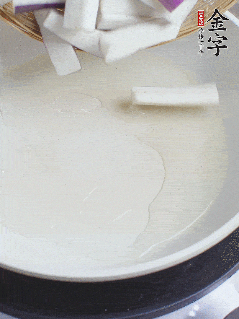 杭茄洗凈去蒂，縱向剖成4份，切成長(zhǎng)10cm左右的段。白洋蔥切絲。口蘑洗凈去掉柄。紅椒切菱形片。