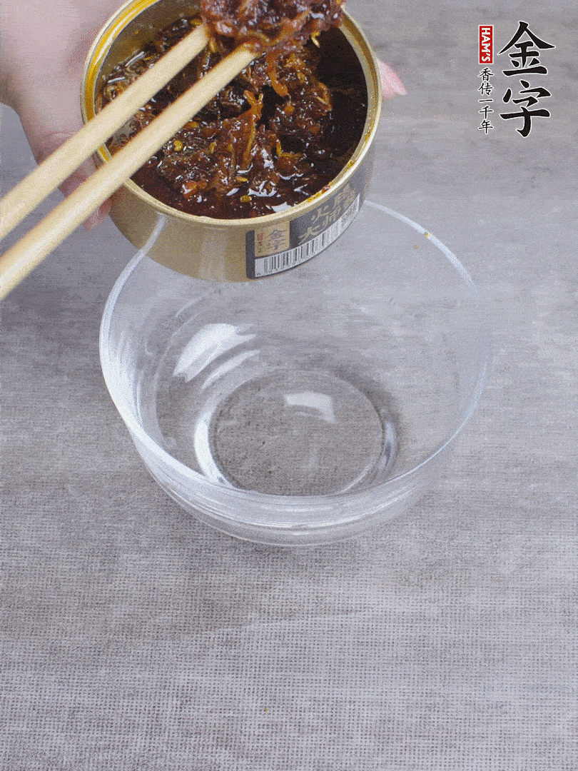 金字火腿大師醬2勺、醬油1勺、白砂糖1/2勺調(diào)勻。