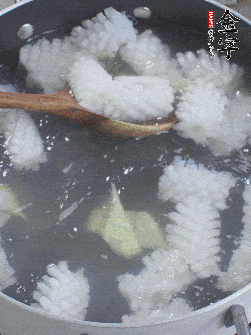 魷魚解凍后，加姜片、料酒汆燙30秒。
