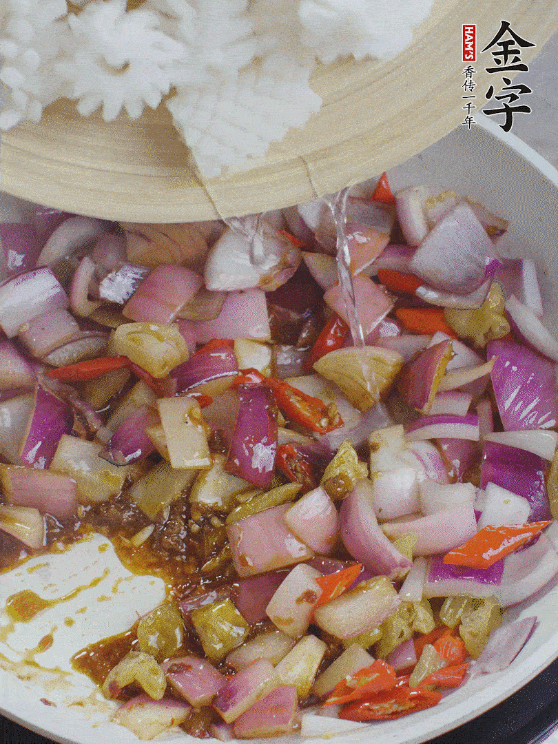 下魷魚花，2勺料酒炒勻。