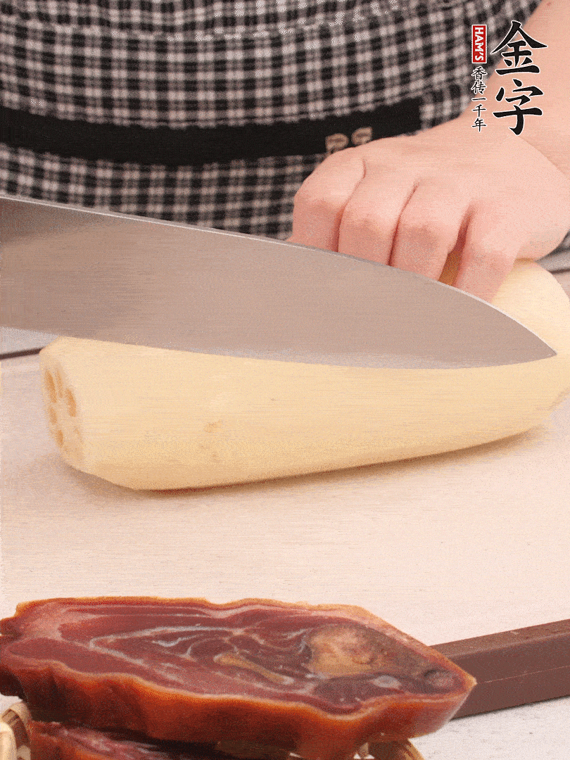 蓮藕削皮切塊。