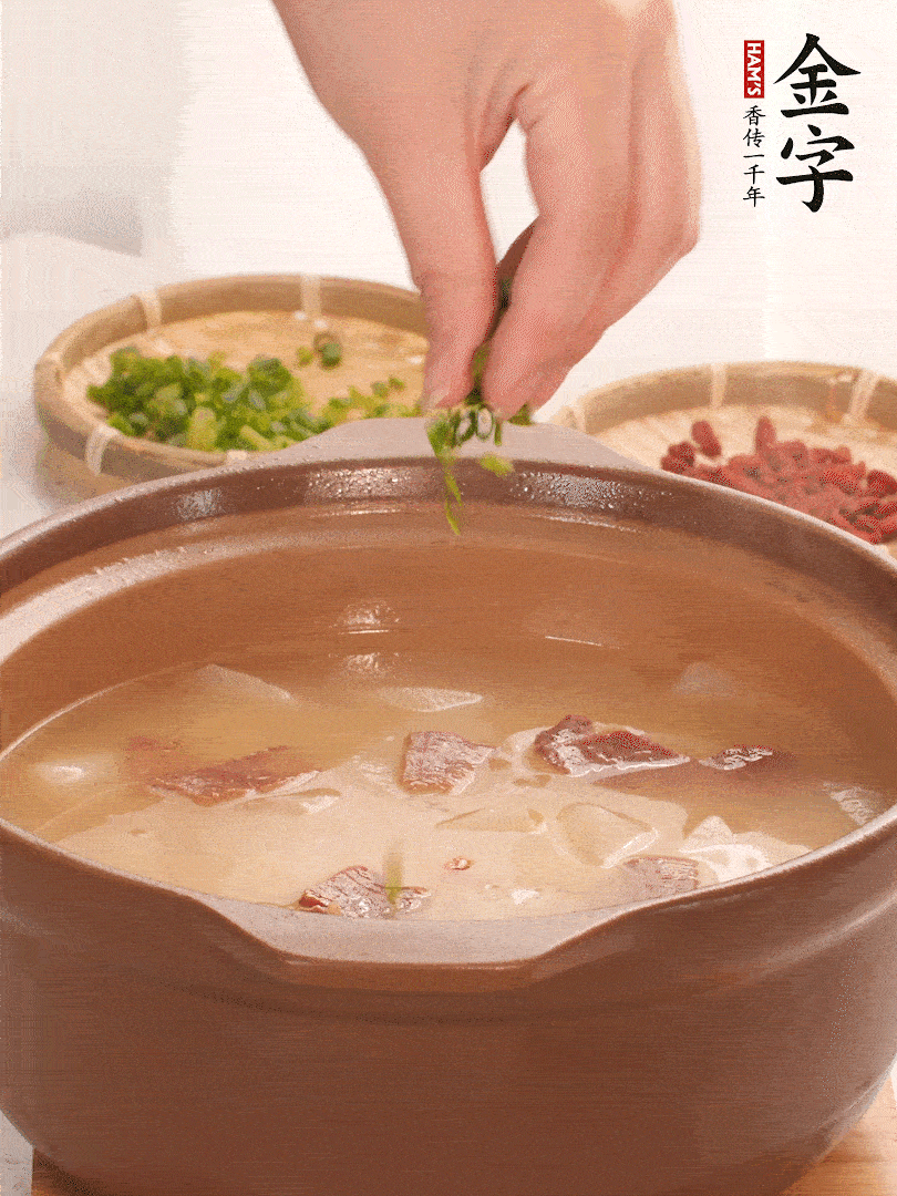 最后點綴點小蔥花、枸杞，增色提味。