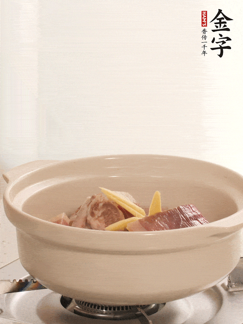 湯鍋放入排骨、火腿、姜，加適量水。煮開后轉(zhuǎn)小火燉40分鐘。