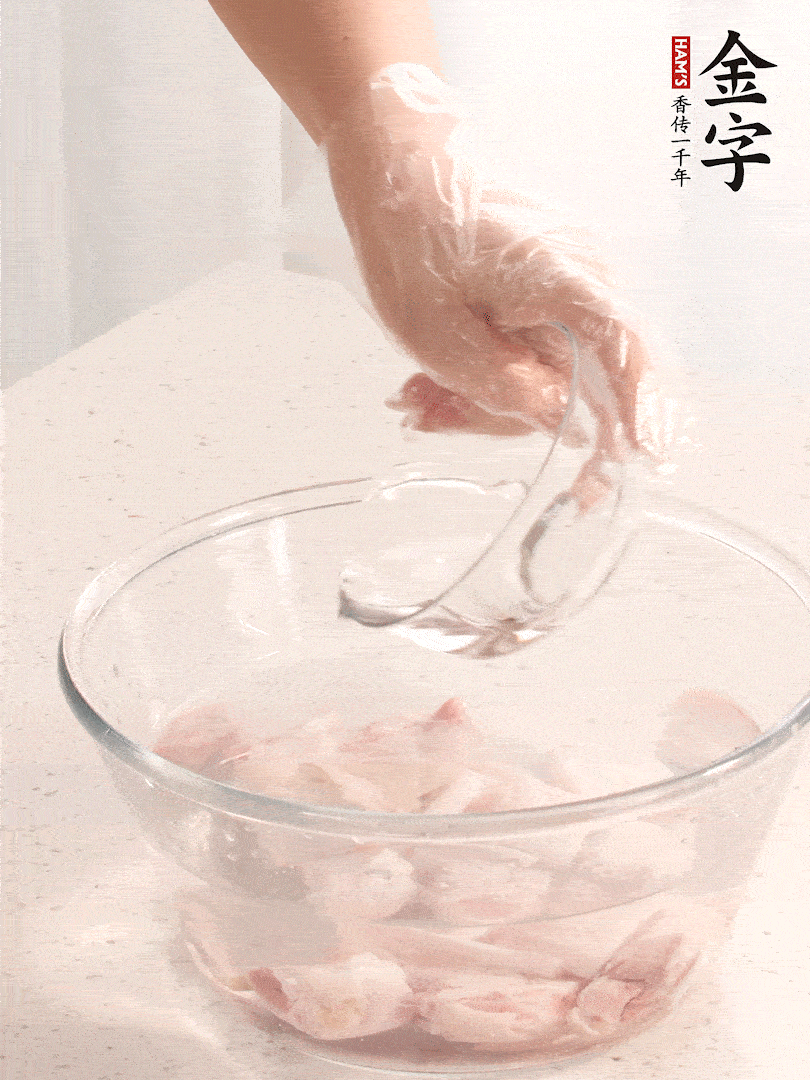 豬蹄除去雜毛、刮去油膩，斬成大塊，冷水浸泡半小時(shí)出血水，冷水下鍋，放入姜片、醋去腥，水燒開大約2分鐘，撈出。（白醋能夠讓豬蹄更白凈）