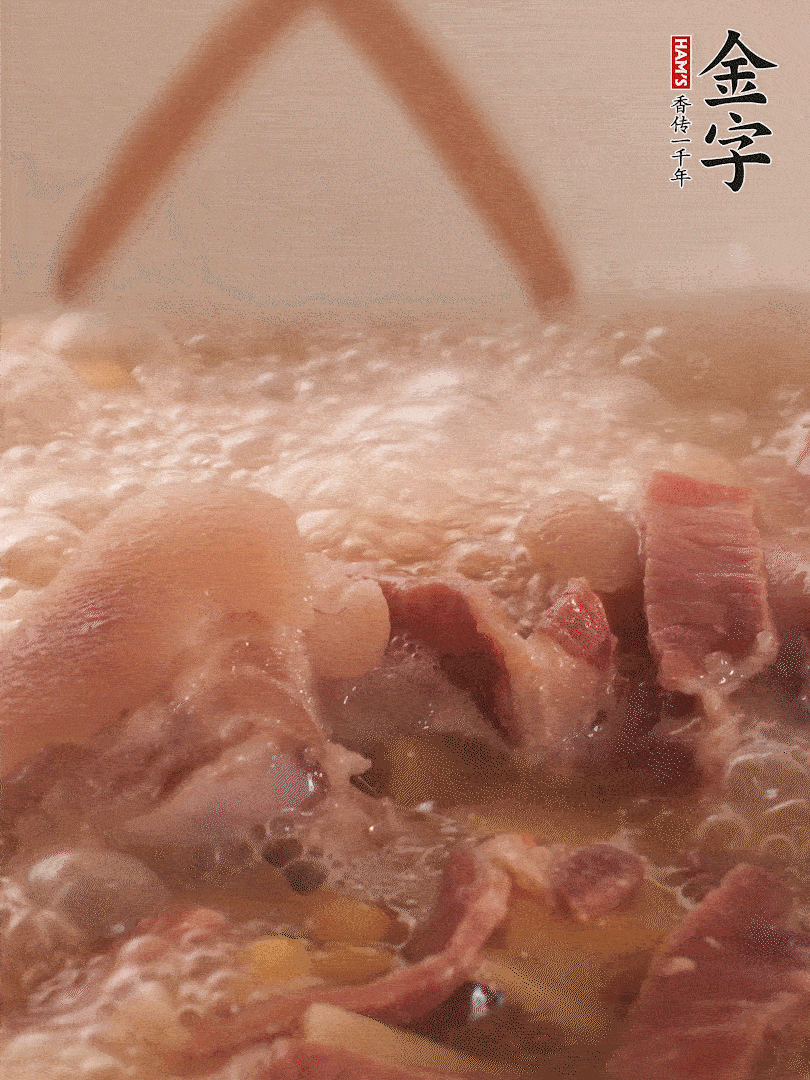 大火將水煮開后，蓋上鍋蓋，轉(zhuǎn)小火慢燉1個(gè)半小時(shí)。