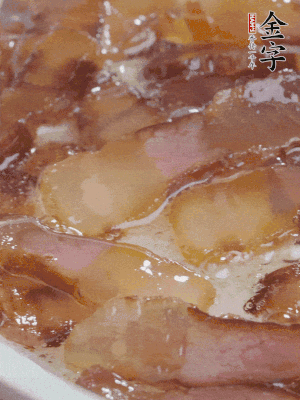 油5成熱，醬油肉煸香。