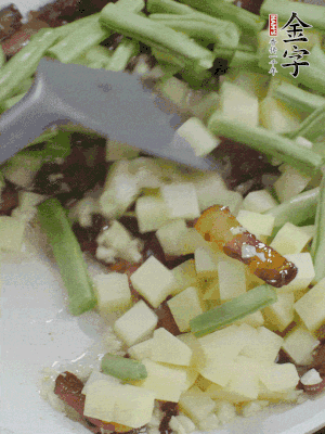 下蒜末、豆角、土豆塊翻炒。