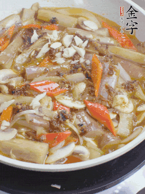 撒蒜末、香菜末。