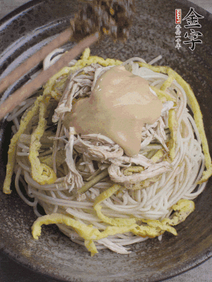 生抽1勺、醋1勺、芝麻醬1勺、金字火腿大師醬1勺。