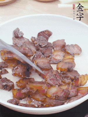 熱鍋少油，醬油肉煸出油脂，盛出。