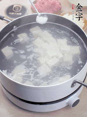 金字火腿上方120g切薄片。