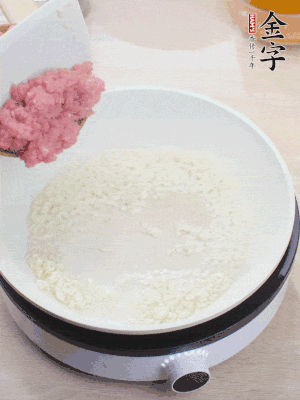 下火腿片、筍干均勻翻炒后，加2勺料酒、適量清水。