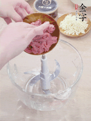 牛肉攪成牛肉泥。