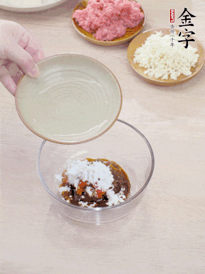 調(diào)料汁：金字火腿干貝醬2勺、剁椒1/2勺、生抽1/2勺、淀粉2勺、清水半碗。