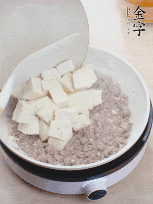 放豆腐翻拌均勻，倒料汁燜煮。
