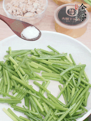 起鍋熱油，下韭菜苔炒至變色。加少許鹽。