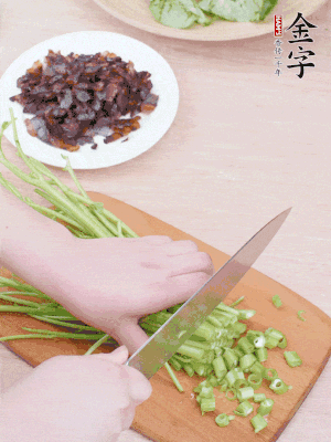 空心菜摘掉葉子，菜梗切成丁。