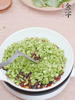 下菜梗翻炒，混合醬油肉。