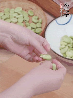 蠶豆剝殼，去掉豆衣，切碎。