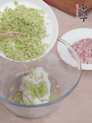 糯米粉邊揉邊加水，成團后揉進蠶豆、咸肉。