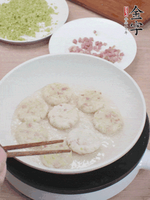 鍋中涼油，慢煎至兩面有脆殼。（油可以多一點）