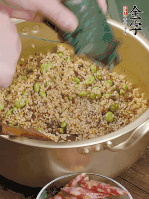再附一張粽子，一齊向后折疊，線繩捆綁。