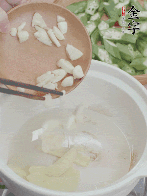 砂煲熱油，姜蒜、辣椒煸香。