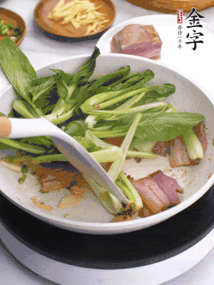 下小青菜翻炒，菜梆子變軟時，撒一點鹽、雞精調味。