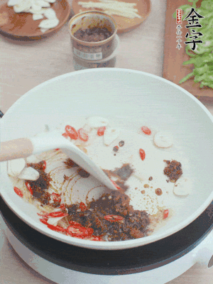 熱鍋涼油，姜蒜、辣椒、金字火腿xo醬炒香。