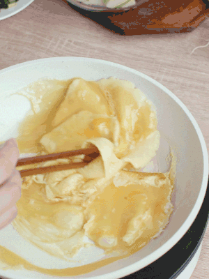 油6成熱時(shí)，下雞蛋液，邊緣凝固時(shí)翻拌成塊狀。