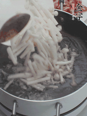 白玉菇改刀焯水30秒。