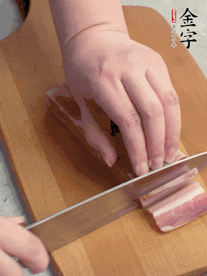 百合切去頭尾，分開洗凈;咸肉切薄片。