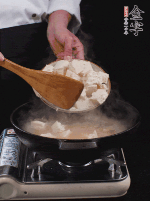 冷水入鍋，煮15分鐘。下豆腐塊，燜煮25分鐘。