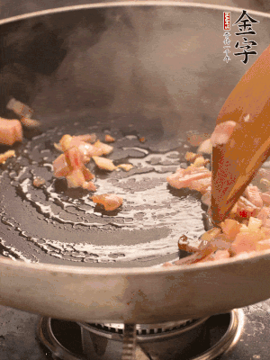 熱油爆香大蒜粒，煸香咸肉丁，淋一勺黃酒調(diào)味。
