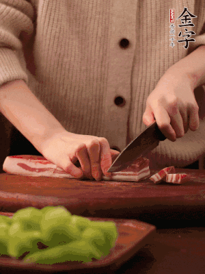 金字淡咸肉切片，冷水入鍋，加姜片、料酒略焯水。同步，五花肉切塊焯水。