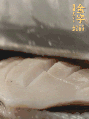 鮑魚(yú)用勺子撬出來(lái)，去掉內(nèi)臟和牙齒，加面粉、白醋、鹽、啤酒抓一下，清水洗凈，切花刀。