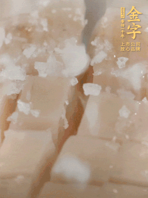 鮑魚(yú)中加點(diǎn)鹽、蠔油抓拌一下。