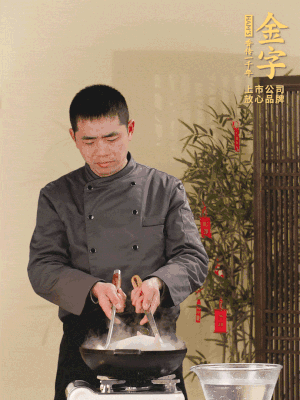 整只土雞冷水下鍋，加蔥姜、料酒焯水，撈出后用溫水清洗干凈。